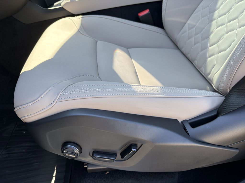 New 2026 Vapour Grey Volvo B6 Plus 7-Seater image 13