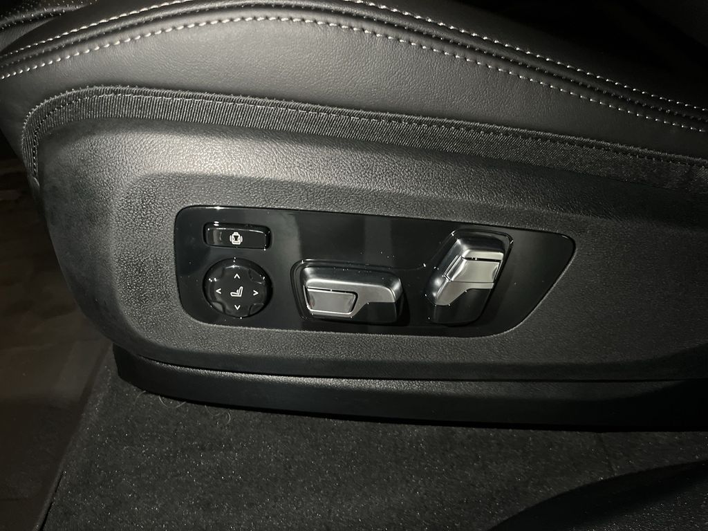 Thumbnail: 2026 BMW X7 - 12