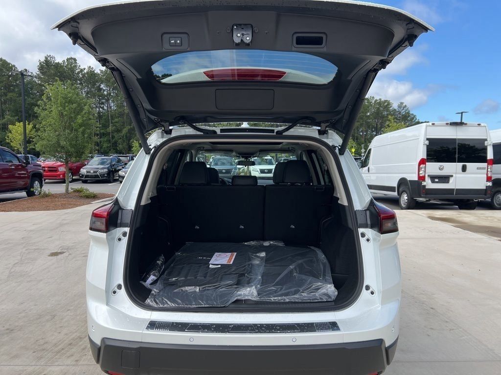 2025 Everest White Pearl Nissan Rogue SV FWD SUV