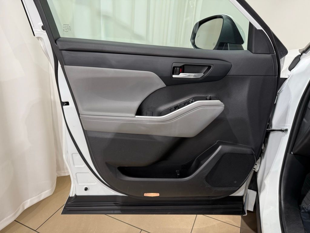 Thumbnail: 2022 Toyota Highlander - 15