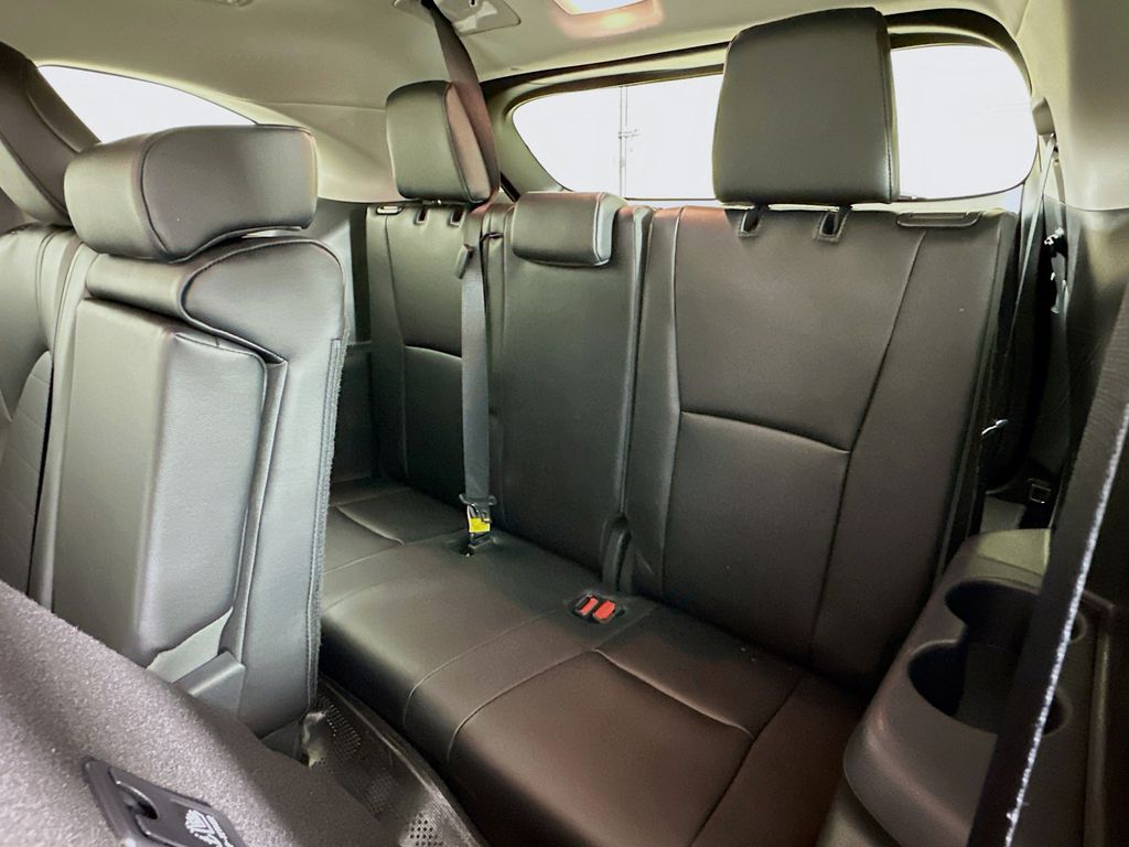 2025 Toyota Highlander XLE 28