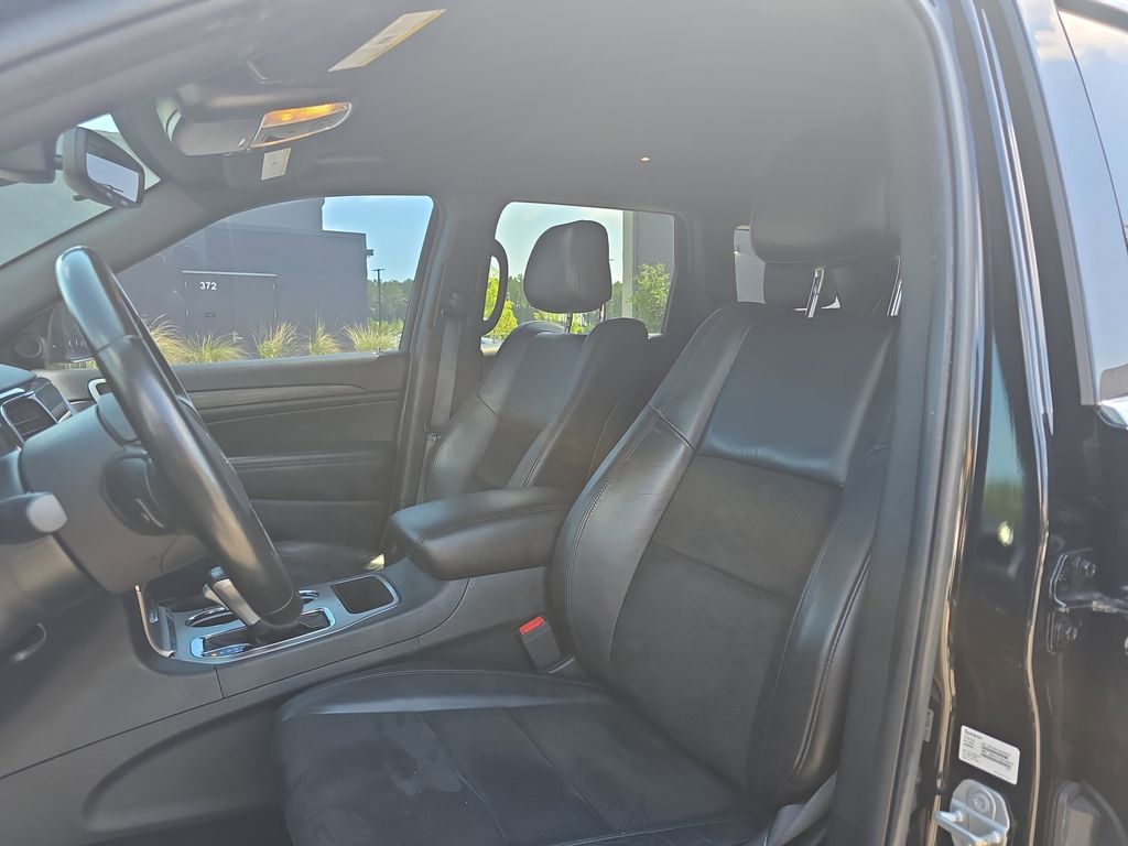 2021 Diamond Black Crystal Pearlcoat Jeep Grand Cherokee Laredo X RWD SUV