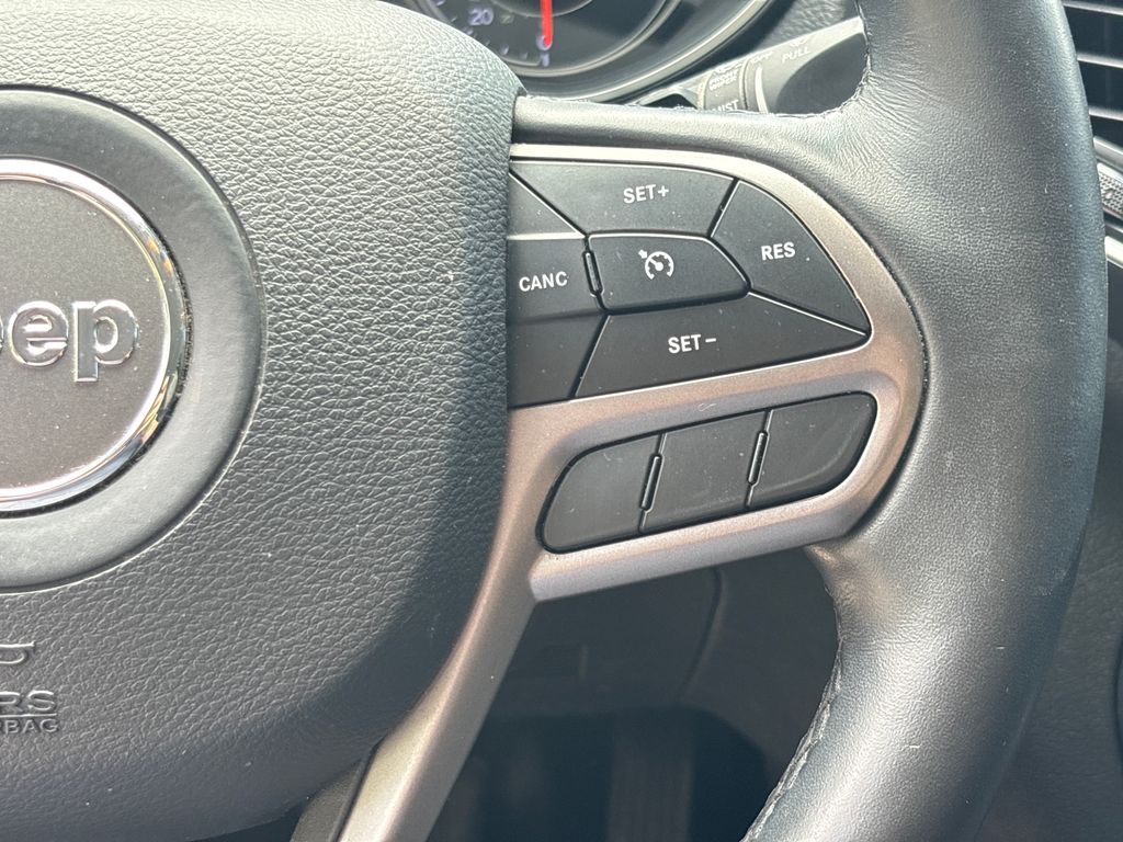 Used 2019 Silver Jeep Latitude Plus image 21