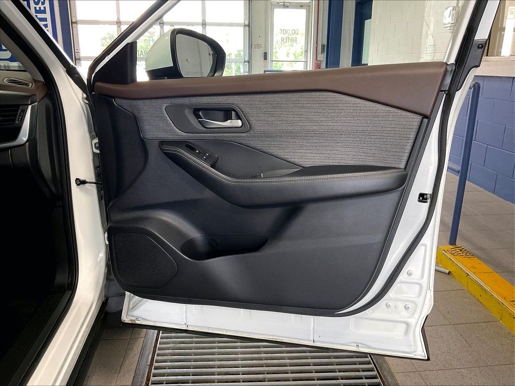 2023 Nissan Rogue — photo 12