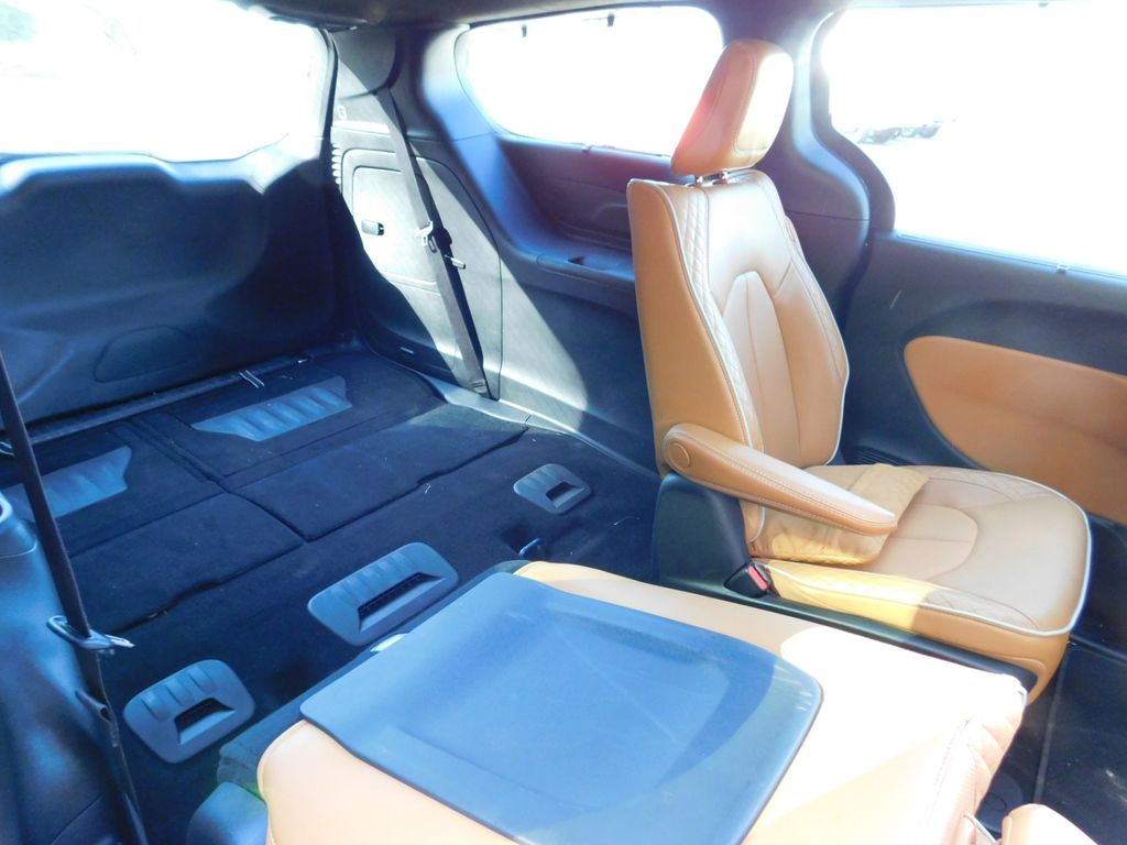 Thumbnail: 2023 Chrysler Pacifica - 4