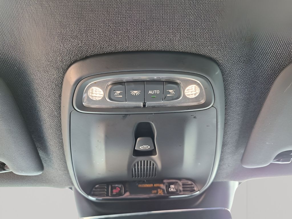 Used Car 2022 Volvo Xc40  R-design For Sale Under $25,000 In Austin, Texas