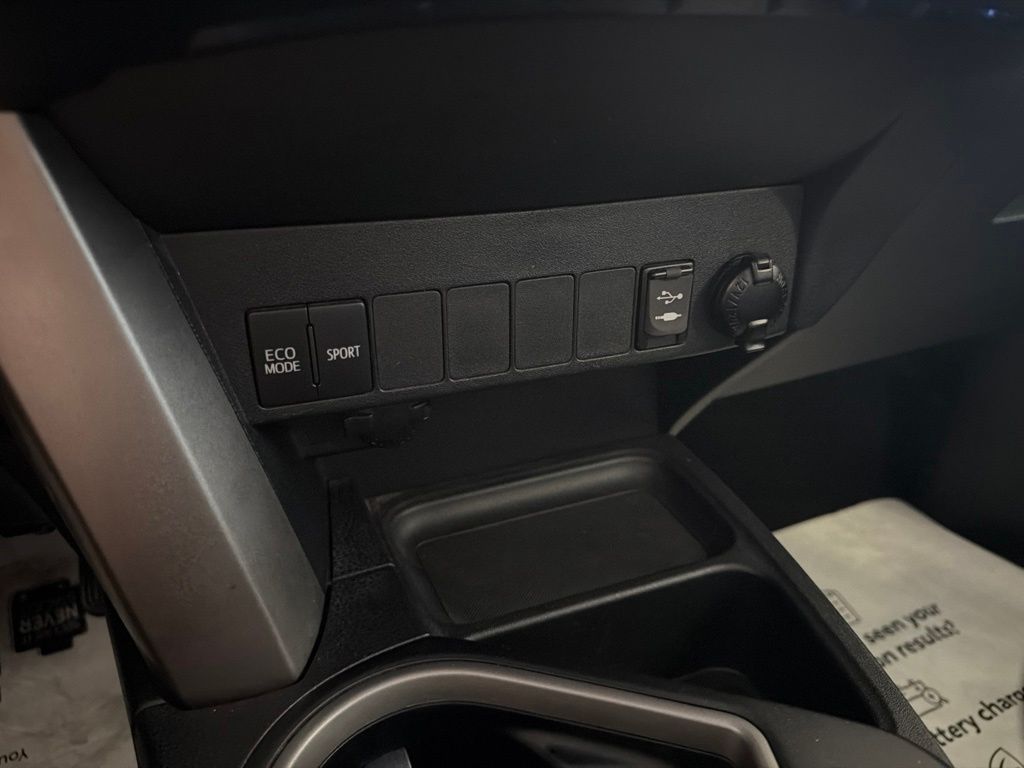 Thumbnail: 2018 Toyota RAV4 - 32