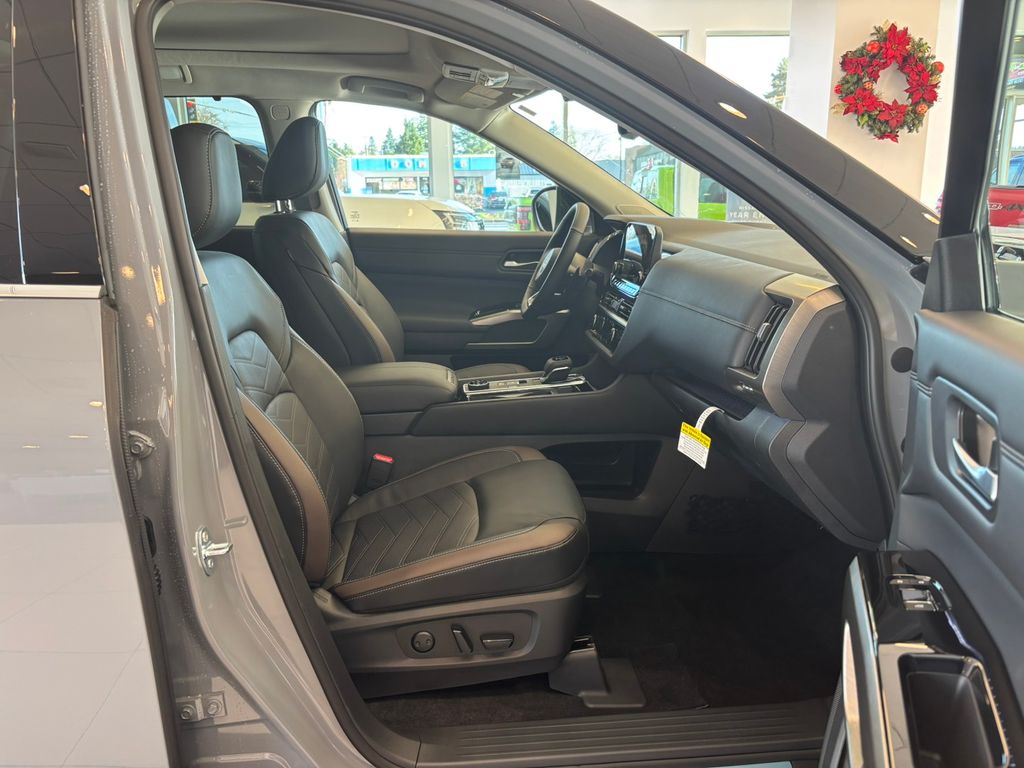 2025 Nissan Pathfinder Platinum