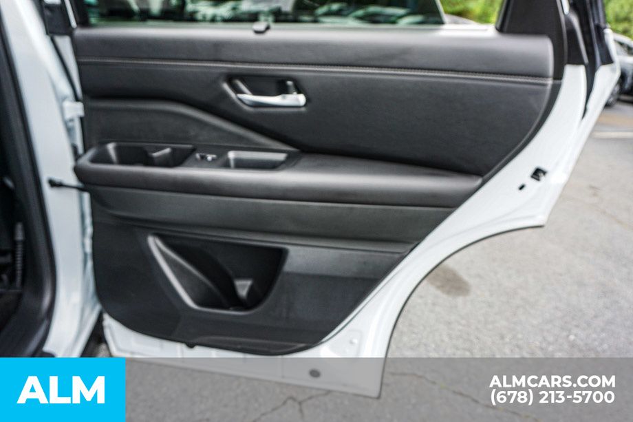 Used 2025 White Nissan Platinum image 57
