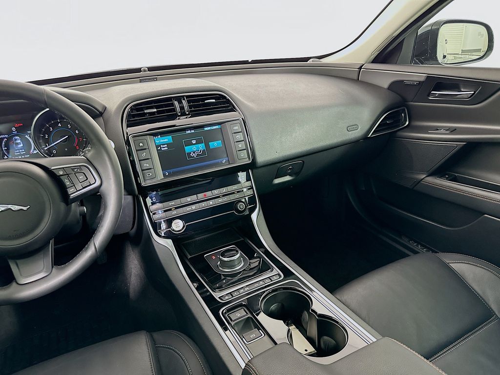 2017 Jaguar XE Prestige 23