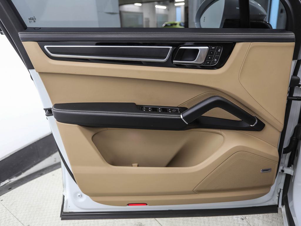 Thumbnail: 2022 Porsche Cayenne - 9