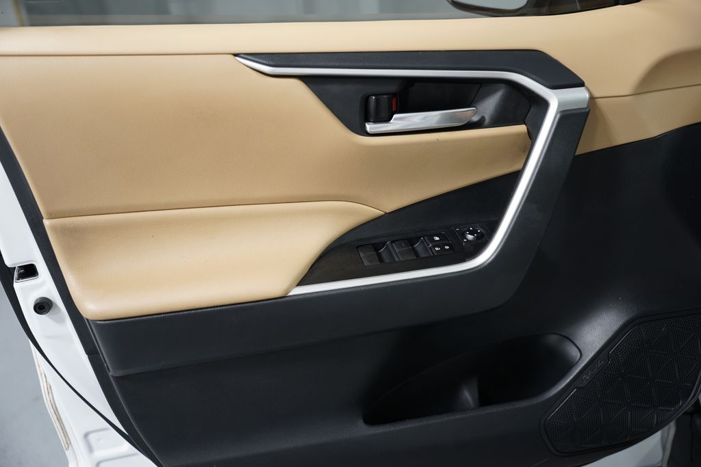 2020 Toyota RAV4 XLE 29