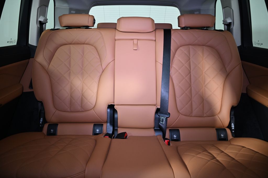 Thumbnail: 2026 BMW X7 - 25