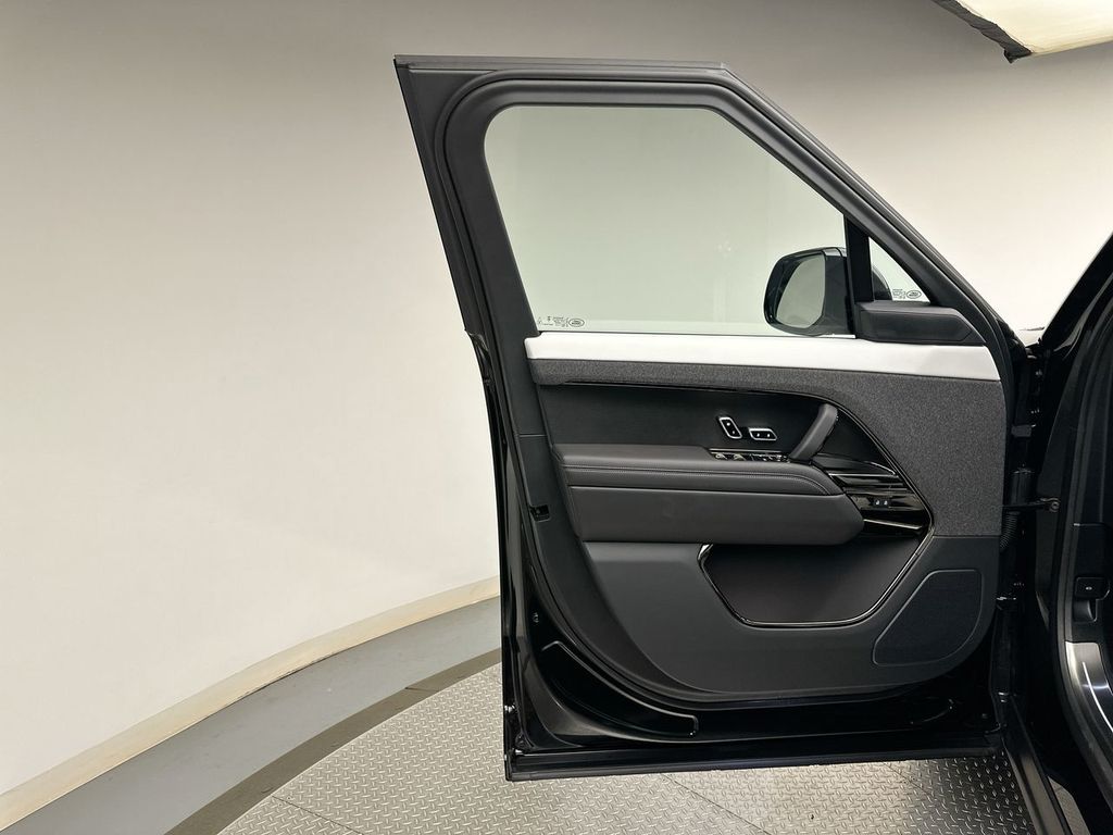 Thumbnail: 2027 Land Rover Range Rover Sport - 9
