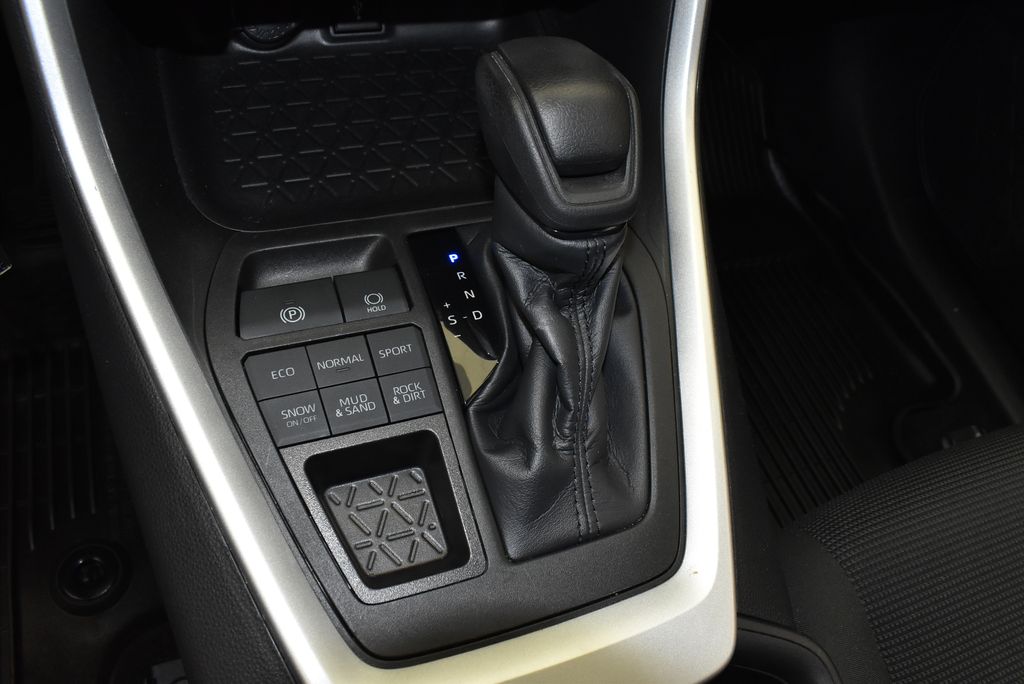 2022 Toyota RAV4 LE 19