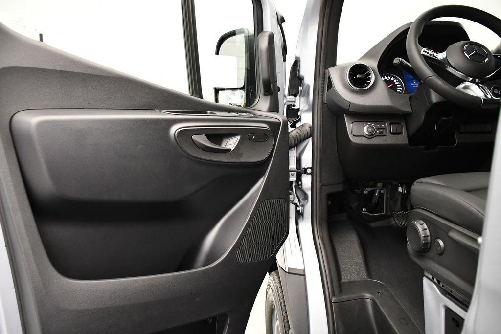 Thumbnail: 2025 Mercedes-Benz Sprinter - 22