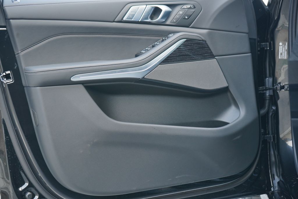 Thumbnail: 2026 BMW X7 - 8