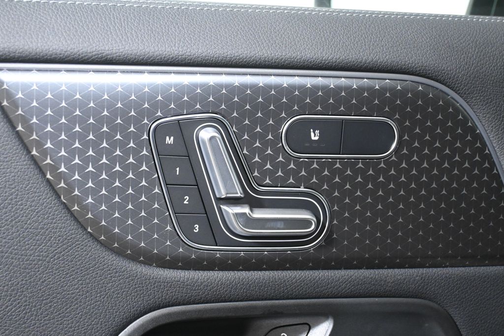 Thumbnail: 2025 Mercedes-Benz GLA - 25