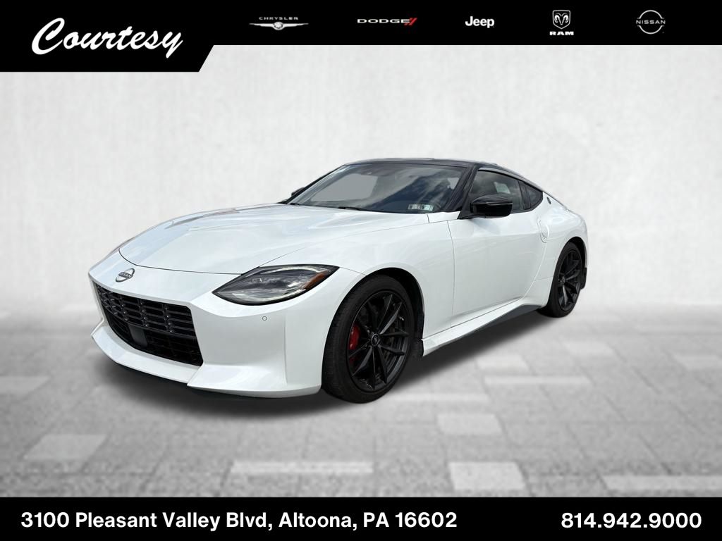 Everest White Pearl Tricoat/Super Black 2024 Nissan Z Performance RWD Coupe Rear-Wheel Drive 9-Speed Automatic