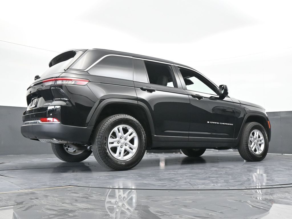 Used 2025 Diamond Black Crystal Pearlcoat Jeep Laredo image 61