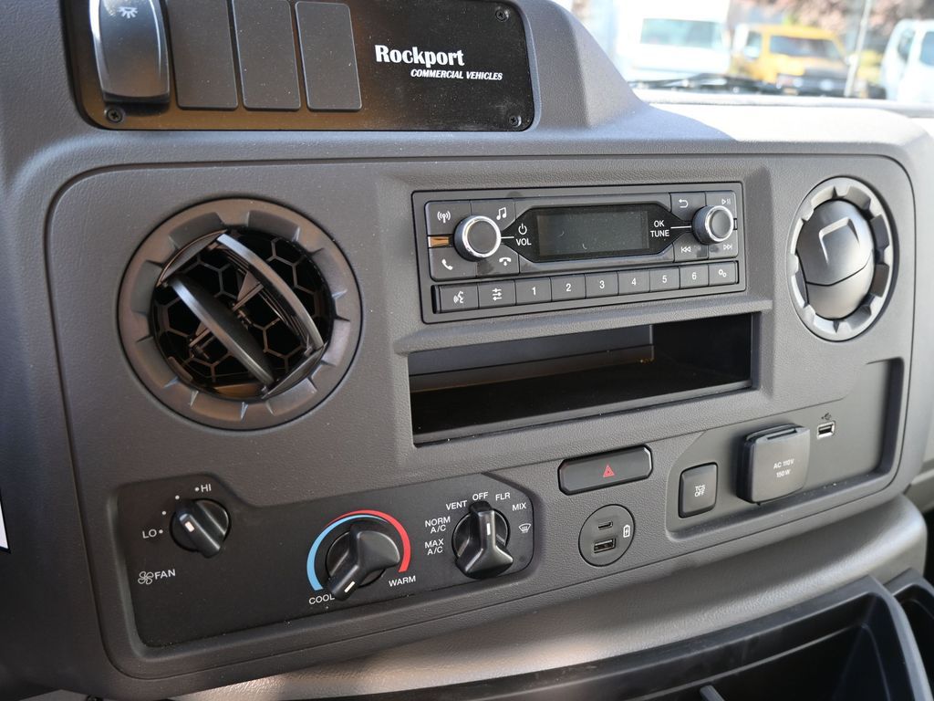 2025 Ford E-Series E-450 SD