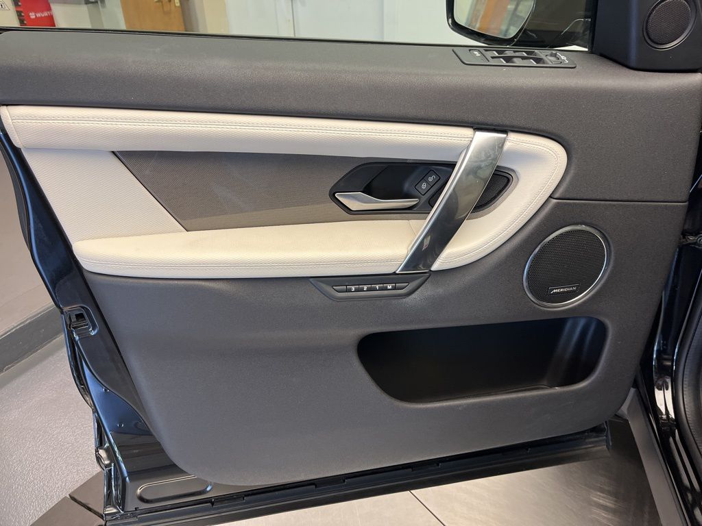 Thumbnail: 2020 Land Rover Discovery Sport - 11