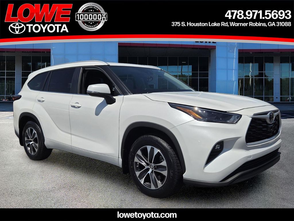 Pearl 2024 Toyota Highlander XLE FWD SUV / Crossover Front-Wheel Drive 8-Speed Automatic