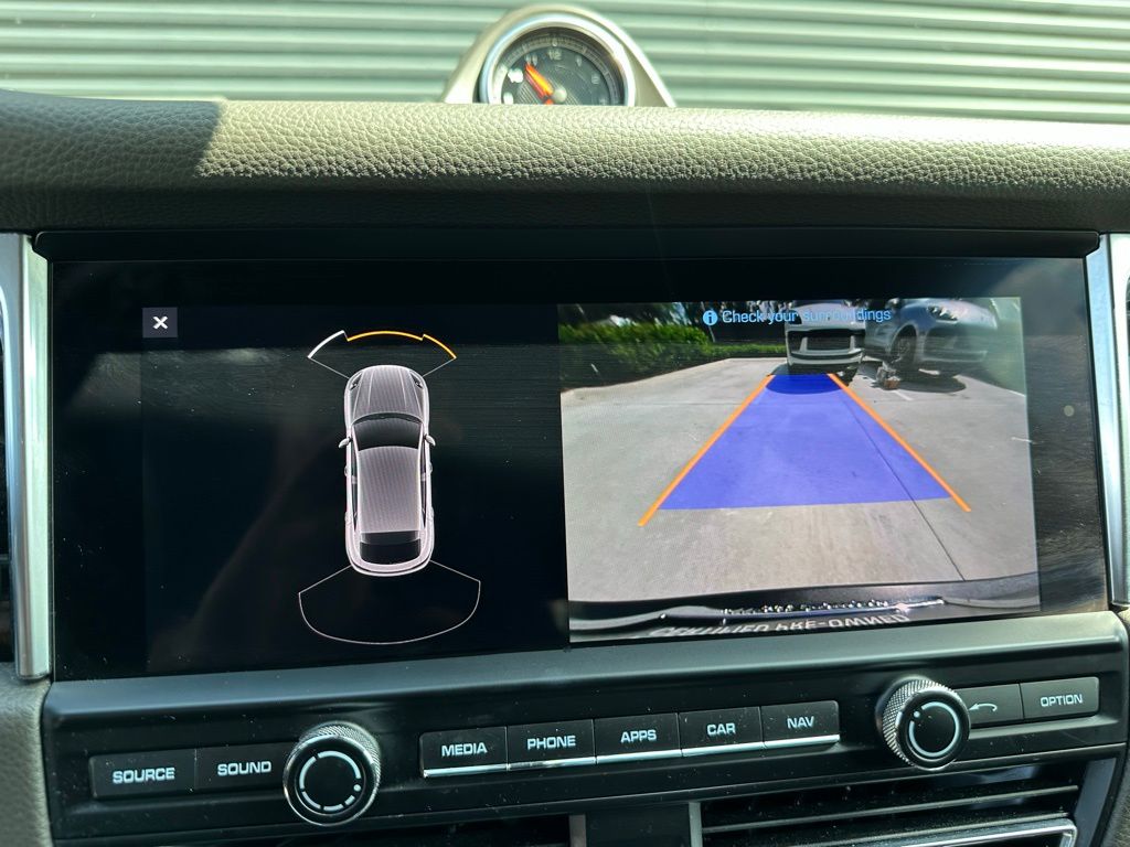 Thumbnail: 2020 Porsche Macan - 25