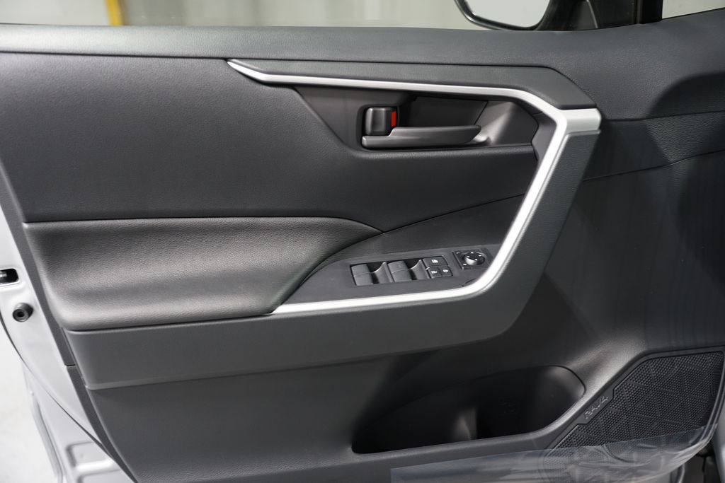 2025 Toyota RAV4 LE 28