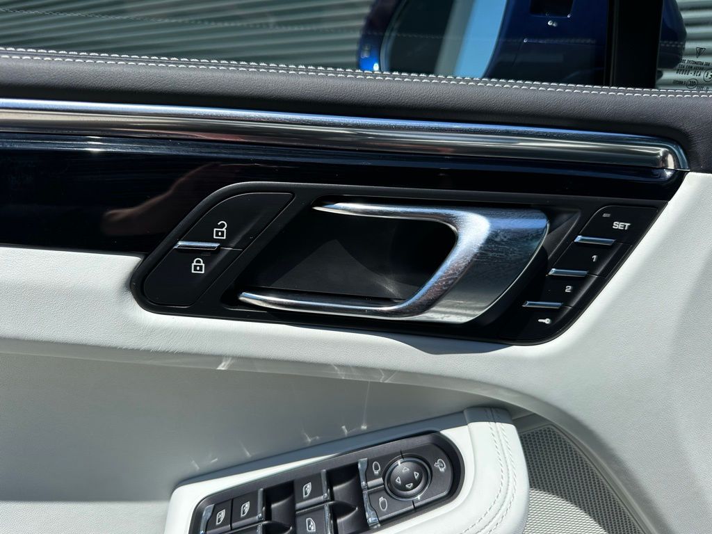 Thumbnail: 2026 Porsche Macan - 20