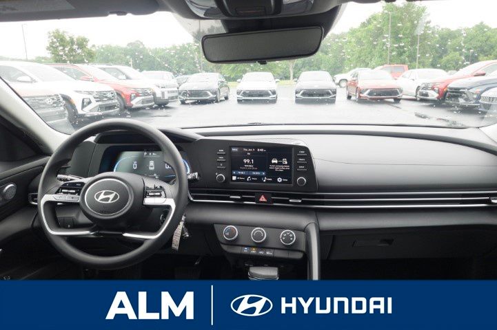 2025 Hyundai Elantra SE photo 14