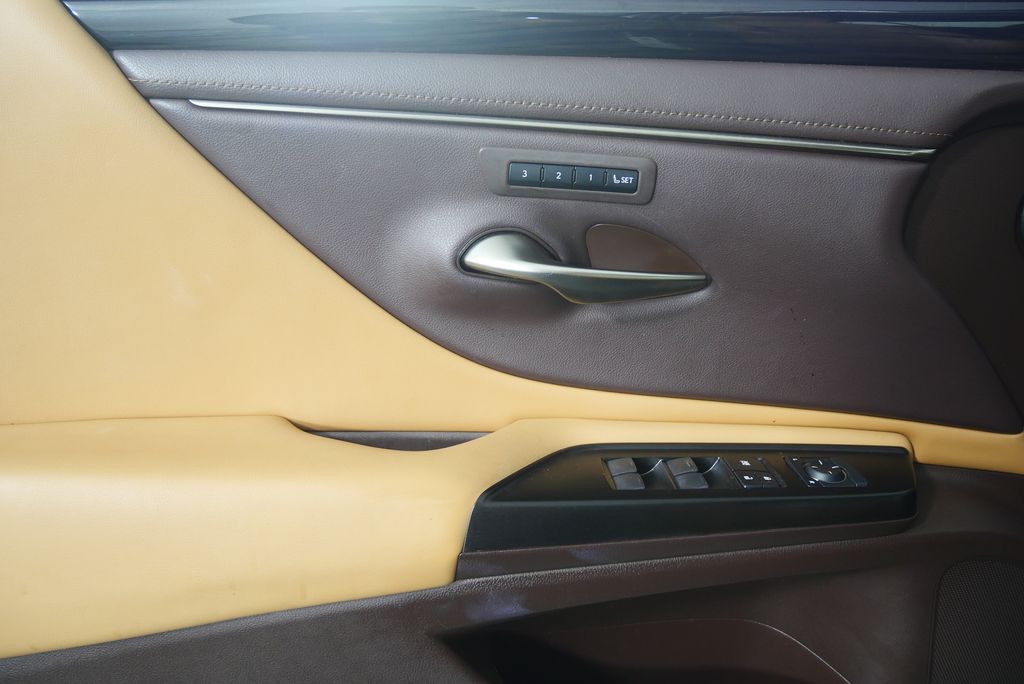 Thumbnail: 2019 Lexus ES - 8