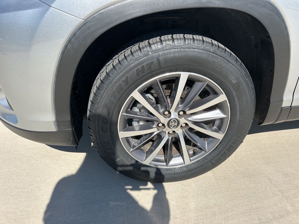 2019 Celestial Silver Metallic Toyota Highlander XLE FWD SUV