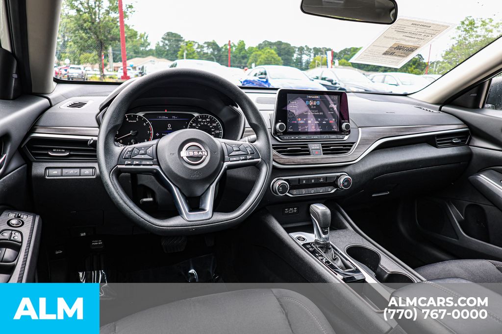 Used 2025 White Nissan 2.5 SV image 27