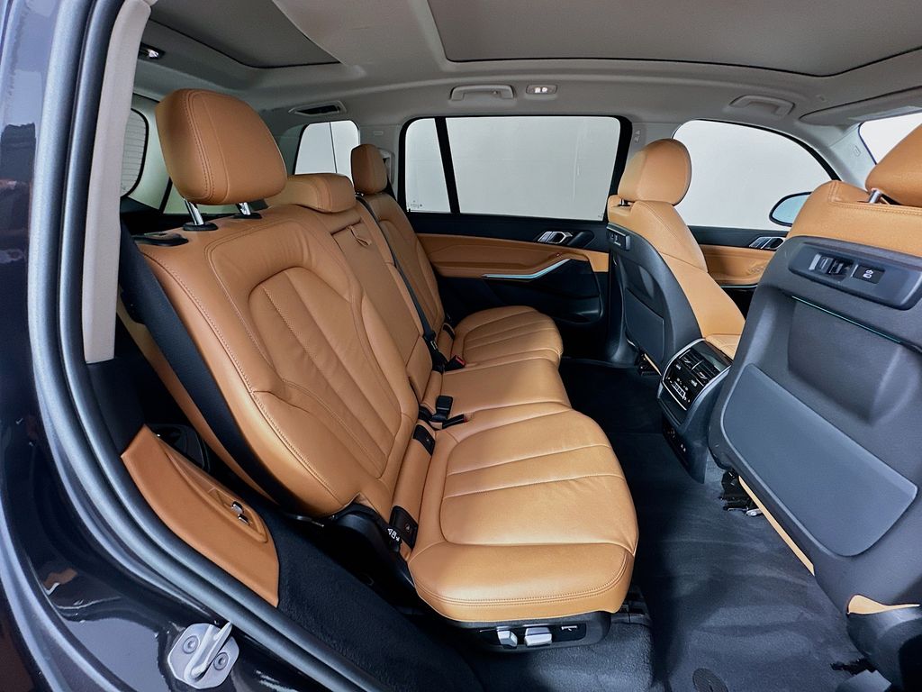 2022 BMW X7 xDrive40i 28