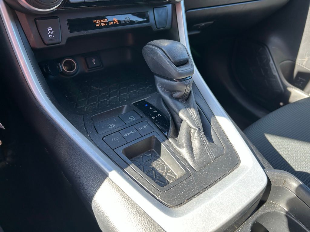 Thumbnail: 2021 Toyota RAV4 - 25