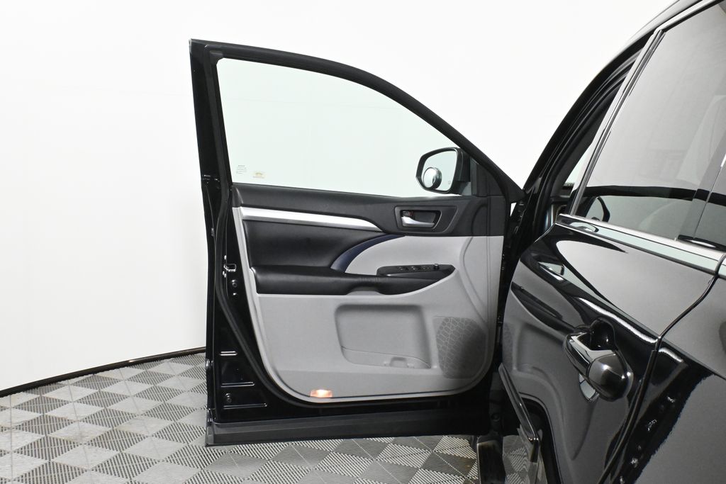 Thumbnail: 2019 Toyota Highlander - 27