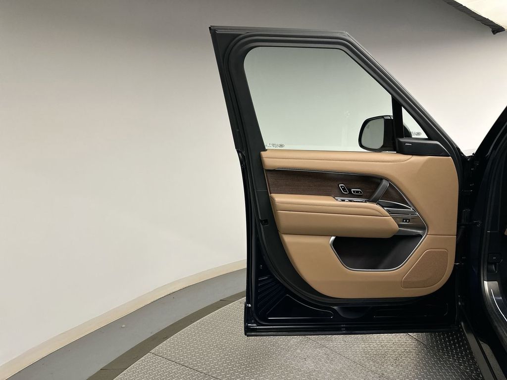 2023 Land Rover Range Rover SE 19