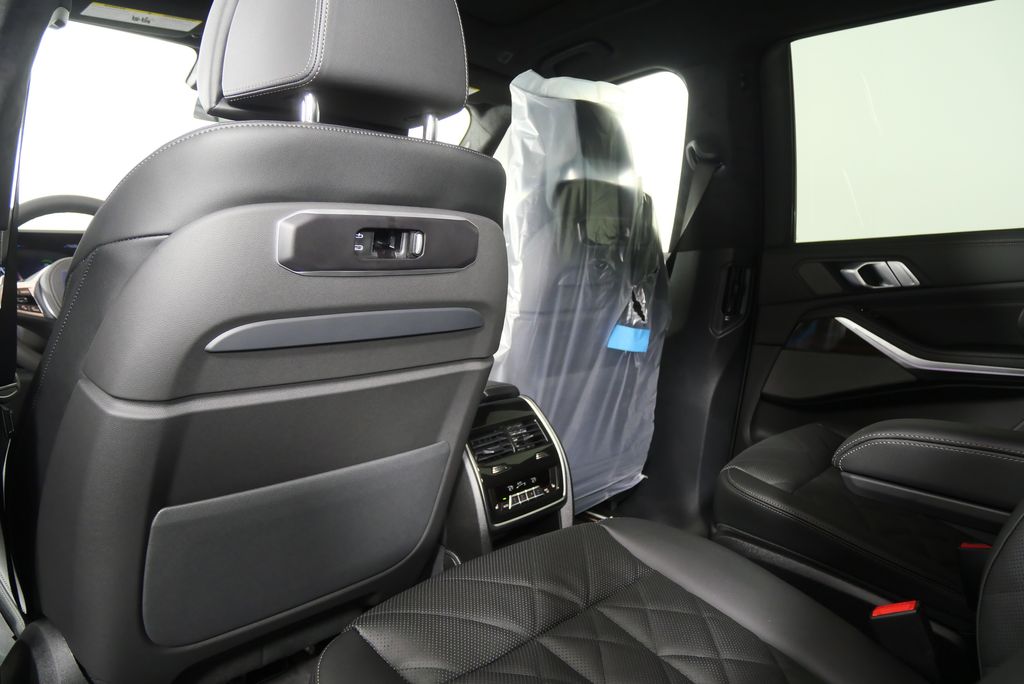 Thumbnail: 2026 BMW X7 - 18