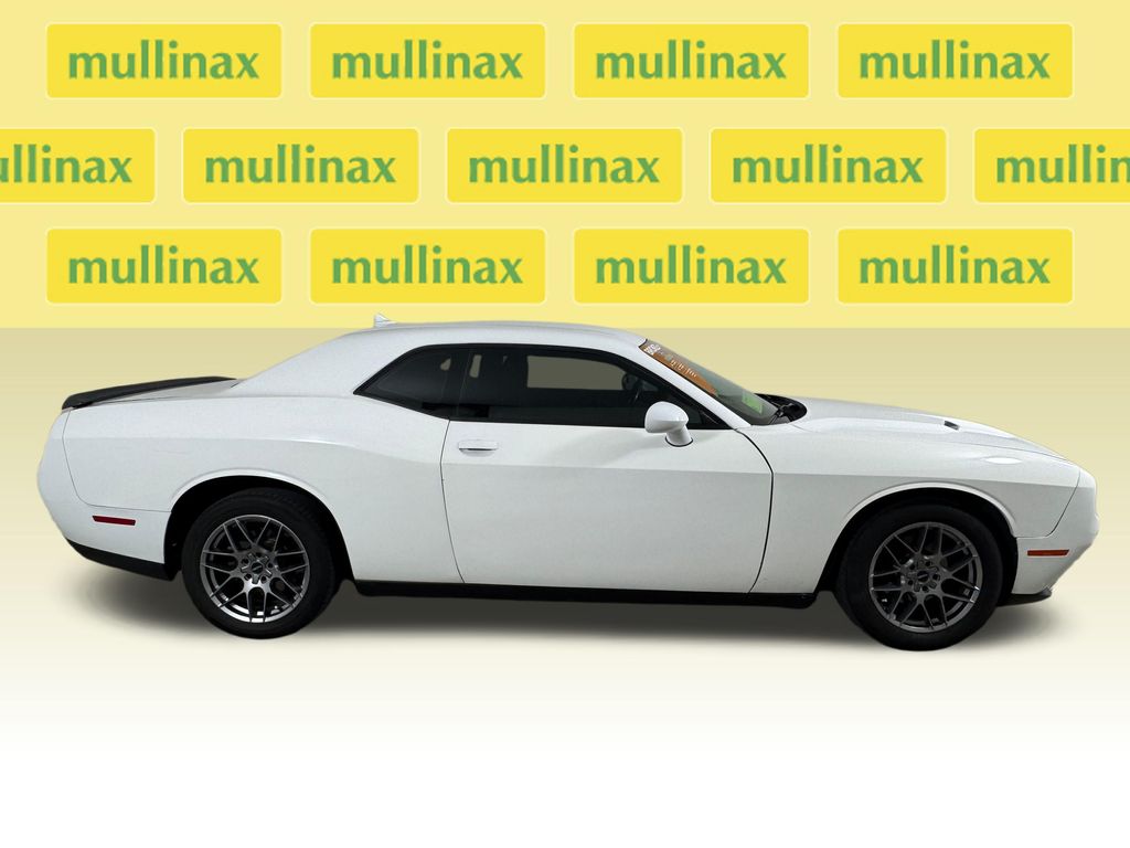 Used 2016 White Dodge SXT image 2