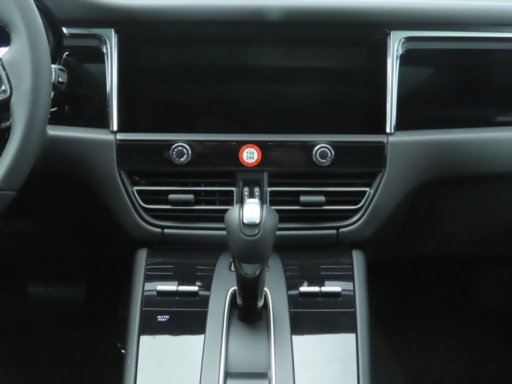 Thumbnail: 2025 Porsche Macan - 15