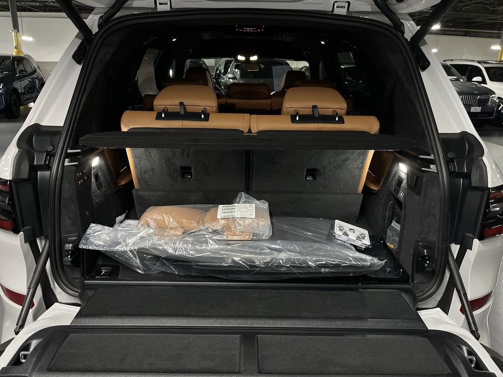Thumbnail: 2026 BMW X7 - 25
