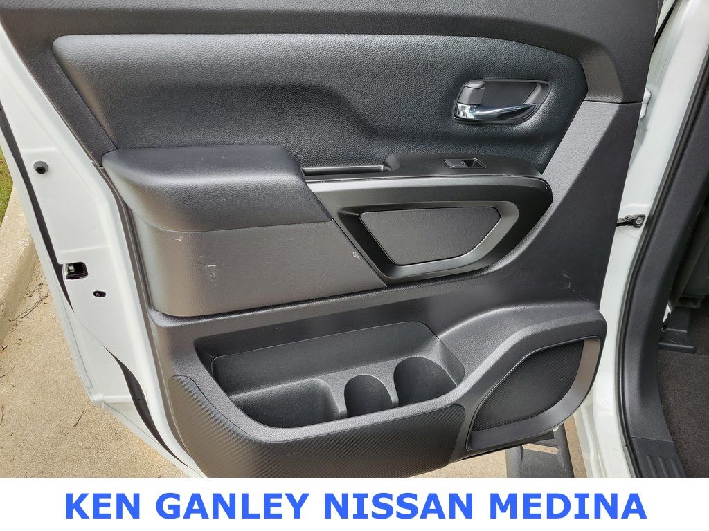2023 Nissan Titan SV photo
