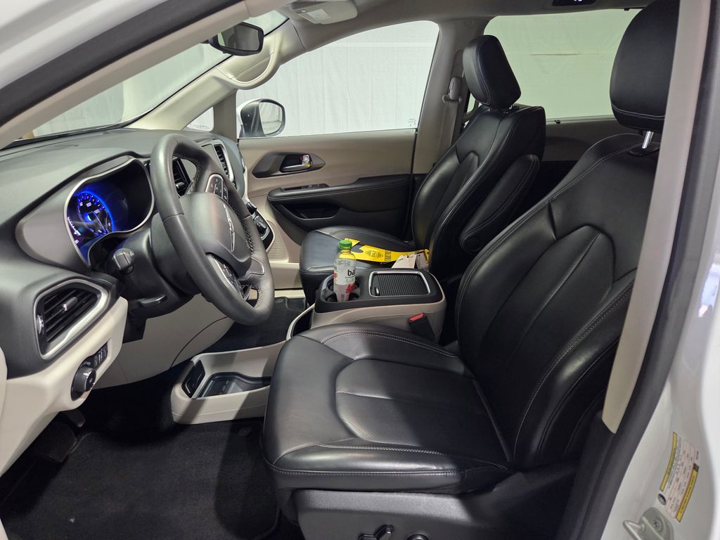 2023 Chrysler Pacifica Touring L photo