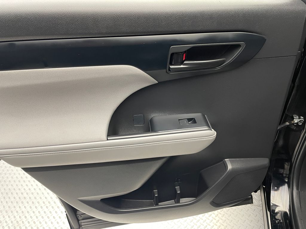 2022 Toyota Highlander L 32