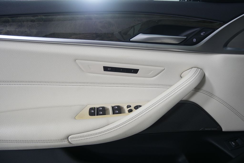 Thumbnail: 2023 BMW 5 Series - 9