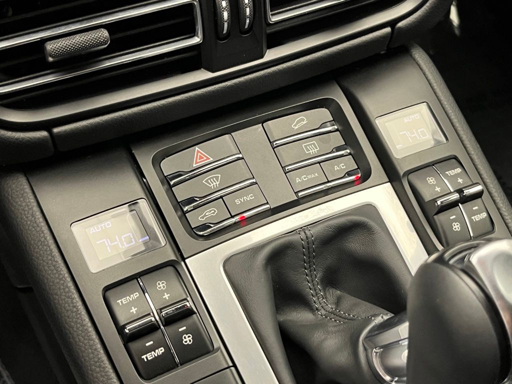 Thumbnail: 2021 Porsche Macan - 16