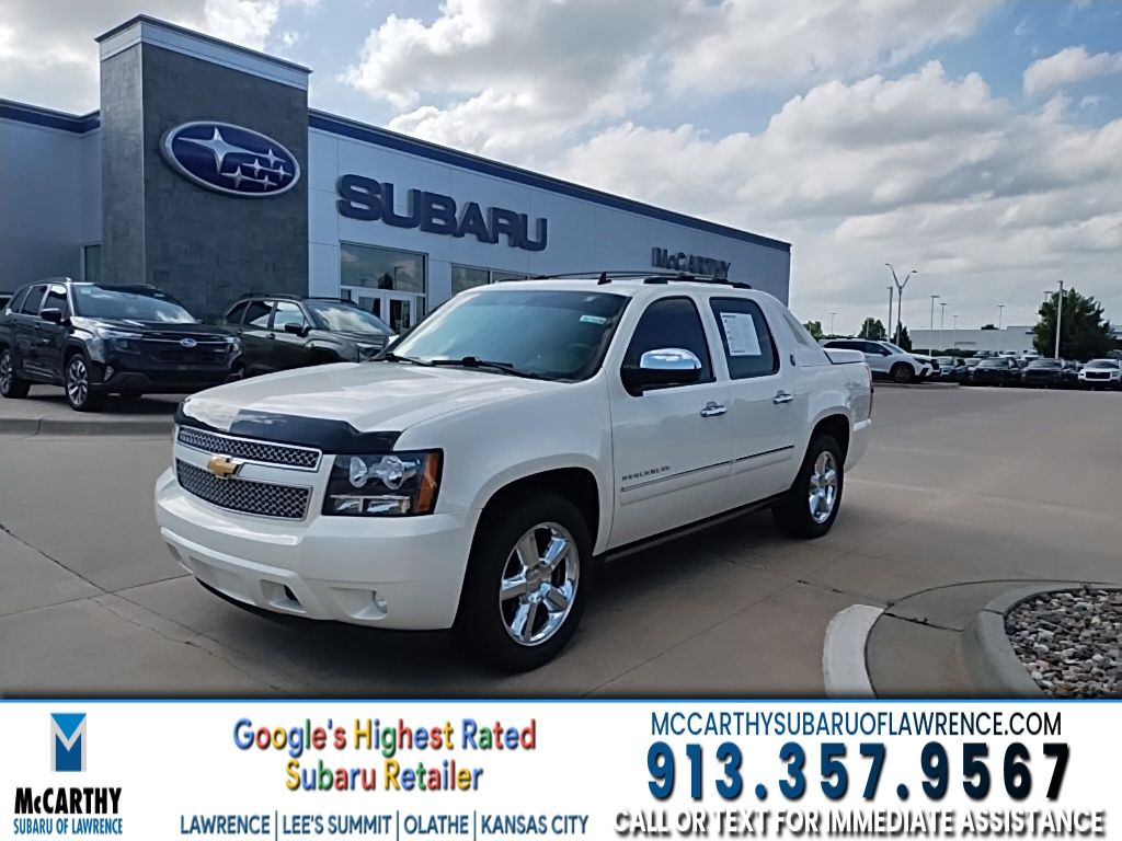 White Diamond Clearcoat 2013 Chevrolet Avalanche LTZ Black Diamond Edition 4WD Pickup Truck Four-Wheel Drive 6-Speed Automatic