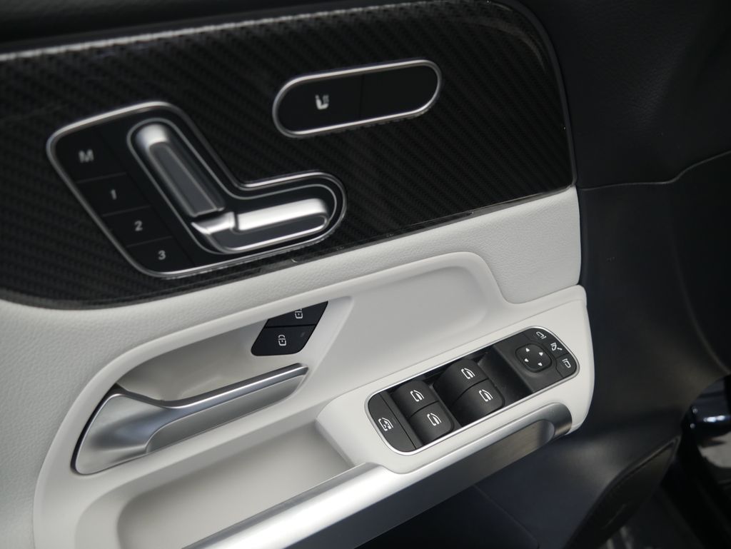 Thumbnail: 2022 Mercedes-Benz GLB - 17