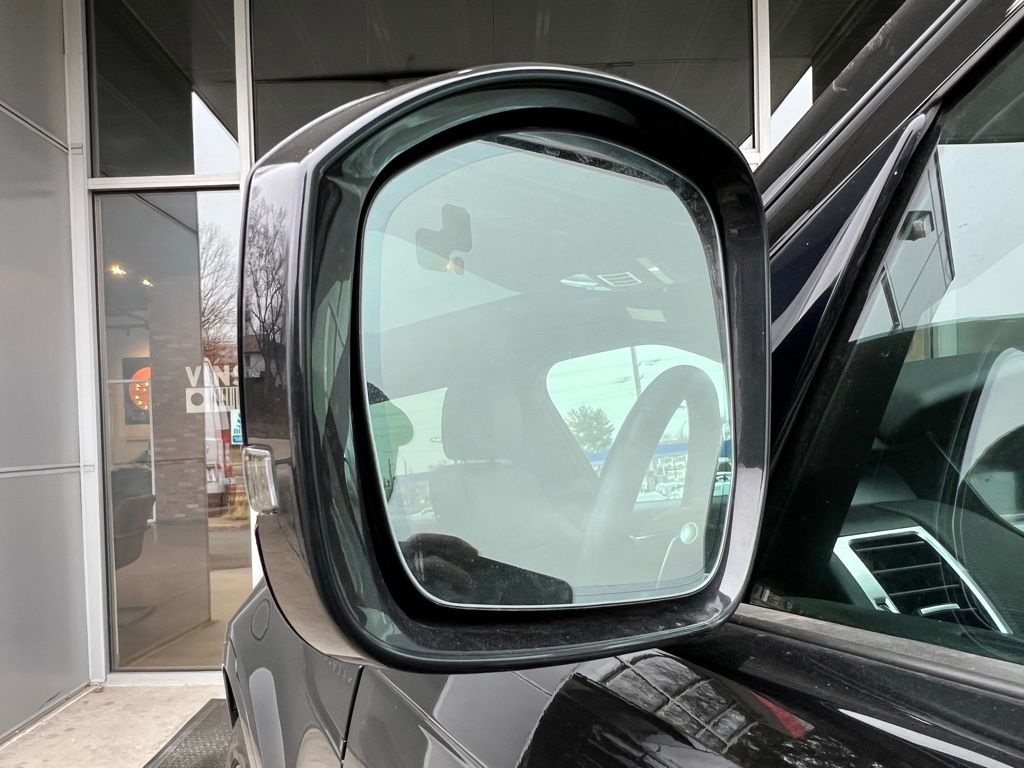 2023 Land Rover Discovery S R-Dynamic photo